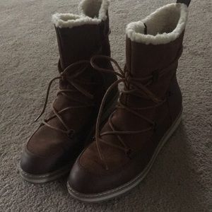 Worn once white mountain winter booties